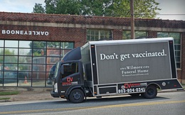 Sơn "xe tang" với dòng chữ "đừng tiêm vắc xin", người Mỹ đang làm mọi cách để chặn dịch