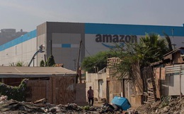 Bức ảnh gây bão: Nhà kho bề thế của Amazon mọc lên giữa khu ổ chuột lụp xụp, tạo nên hình ảnh tương phản đến đau lòng