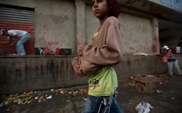 Nghịch lý khó tin: Tiền vứt đầy đường nhưng trẻ em ở quốc gia này không lớn nổi vì đói ăn