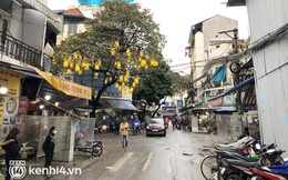 Tiểu thương chợ nhà giàu Hà Nội ngán ngẩm tại phiên Rằm cuối năm: "Năm nay ế quá, Tết như thế này thì buồn lắm"