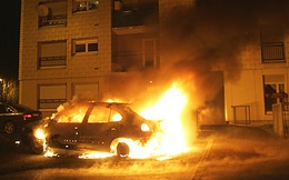 Đêm giao thừa ‘rực lửa’ thay pháo hoa khi gần 1.000 ô tô cháy nổ theo ‘truyền thống’