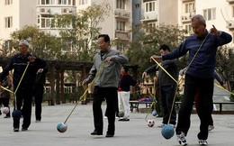 Chuyện các cụ đi tìm bạn đời ở Trung Quốc: Người ra công viên treo áp phích thông tin cá nhân, người tham gia show truyền hình thực tế