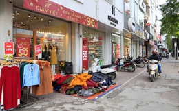 Hà Nội: Cửa hàng thời trang đua giảm giá, 'xả kho' đón Tết