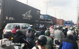 Ảnh: Cửa ngõ TP.HCM kẹt xe từ sáng đến trưa những ngày giáp Tết, người dân mệt mỏi nhích từng chút một