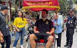 Cầu thủ Borussia Dortmund thích thú với xích lô, cà phê vỉa hè tại Hà Nội