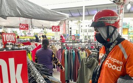 Quần áo ấm đại hạ giá hút khách từ vỉa hè đến cửa hàng lớn ở Hà Nội