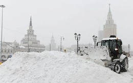 Giao thông Moscow rối tung vì tuyết rơi kỷ lục