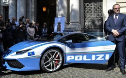 Cảnh sát Italy dùng siêu xe Lamborghini vận chuyển 'món quà Giáng sinh tuyệt đẹp nhất'