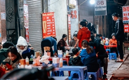 Gánh bún truyền đời cao điểm mùa đông bán 1000 bát và cái tên độc nhất vô nhị trong làng ăn đêm Hà Nội