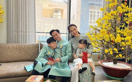 Mùng 1 Tết, doanh nhân Quốc Cường "nhá hàng" bộ ảnh gia đình nhỏ diện đồ "tone sur tone": Hai nhóc tỳ gây được sự chú ý hơn cả bố mẹ