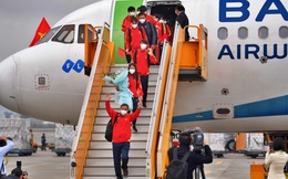 NÓNG: Chuyên cơ chở ĐT nữ Việt Nam về tới Nội Bài sau kỳ tích World Cup; Thanh Nhã, Chương Thị Kiều cùng các đồng đội "tươi như hoa" vẫy tay chào người hâm mộ