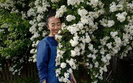 Cô gái trẻ cải tạo đất, mua giống hoa, biến sân nhà thành khu vườn đẹp lung linh với tổng chi phí 1,3 tỷ đồng