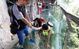 Cầu kính cao cả ngàn mét ở Trung Quốc khiến dân mạng "khiếp vía" vì nứt vỡ y như thật, du khách vừa đi vừa la hét thất thanh