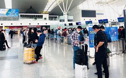 Ga quốc tế Nội Bài tấp nập khách trong ngày mở lại toàn bộ đường bay