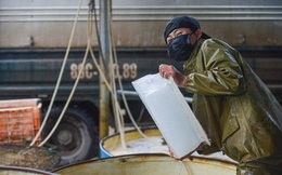 Ảnh: Người lao động tay trần bắt cá, khiêng đá lạnh để mưu sinh giữa cái rét kỷ lục 8 độ tại Hà Nội