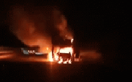 Xe tải rơ-mooc chở ô tô Mercedes và Vinfast cháy rụi trên cao tốc TP.HCM - Long Thành - Dầu Giây