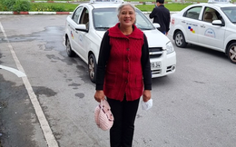 Cụ bà 72 tuổi đỗ bằng lái ô tô ngay lần đầu thi ở Hà Tĩnh: Ban đầu sợ, giờ chạy vô tư rồi