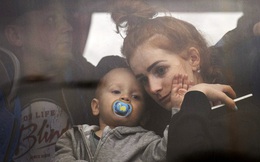 Những em bé Ukraine trong vòng tay mẹ: Ngày nghỉ ạ? Không con yêu, chiến tranh đã bắt đầu!