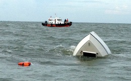 Nóng: Chìm cano chở hơn 20 khách ở biển Cửa Đại, "nhiều khả năng có thương vong"