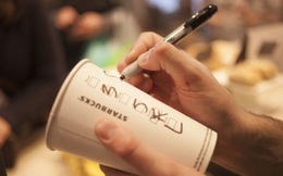 Bị kẻ lạ mặt tiếp cận, cô gái an tâm nhờ dòng chữ nhân viên Starbucks viết trên cốc
