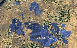 Từ độ cao 705km, vệ tinh chụp hình ảnh hàng triệu tấm pin năng lượng mặt trời phủ một góc sa mạc