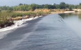 Cặp đôi thản nhiên chạy xe giữa hồ nước khiến cả cõi mạng khiếp vía, không ngờ ở Việt Nam có con đường nguy hiểm thế này?