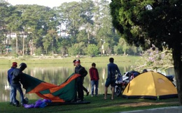 Nhà nghỉ cháy phòng, du khách dựng lều ngủ bên hồ Xuân Hương: "Sắp đóng băng luôn"