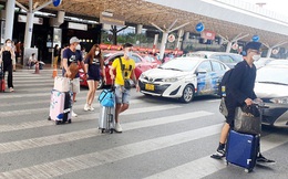 "Cháy” vé máy bay nhiều chặng đến TP HCM, sân bay Tân Sơn Nhất chật kín khách