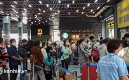 Ảnh, clip: Sân bay Tân Sơn Nhất đông nghẹt khách chiều mùng 7 Tết, nhiều người chờ hàng giờ để đón taxi