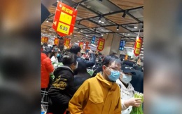 (Clip) Dân Thượng Hải điên cuồng tích trữ thực phẩm: Đám đông hỗn loạn, ẩu đả trong siêu thị, có người thức cả đêm canh mua đồ phòng đói