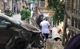 Hà Nội: Người đàn ông say xỉn lái ô tô "điên" tông gục xe máy khiến 2 vợ chồng nguy kịch