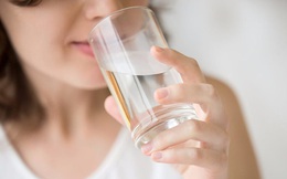 Nước rất tốt nhưng uống quá nhiều lại gặp họa: 8 dấu hiệu chứng tỏ cơ thể bạn đang uống quá nhiều nước cần thay đổi gấp
