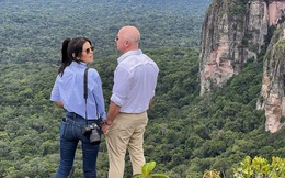 Tỷ phú Jeff Bezos và bạn gái mặc sơ mi giản dị đi thăm rừng Amazon