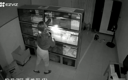 Camera bắt quả tang nữ trạm trưởng lén lấy thuốc trong tủ ở trạm y tế mang đi bán