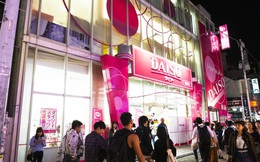 Lạm phát nóng lên từng ngày trong khi tiền lương 'không nhúc nhích', các cửa hàng đồng giá thành 'phao cứu sinh' cho dân Nhật Bản