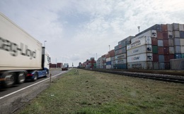 Hàng nghìn thùng container có liên quan đến Nga vẫn chưa "thấy ánh mặt trời", "trái tim" của kinh tế châu Âu đứng trước khủng hoảng