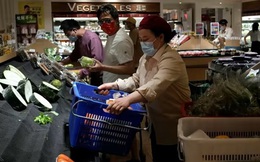 Lo sợ phong tỏa, người Bắc Kinh 'hoảng loạn' mua sắm