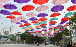 Ảnh: Phố đi bộ Trịnh Công Sơn rực rỡ với hàng trăm chiếc ô cùng hàng vạn bóng đèn led