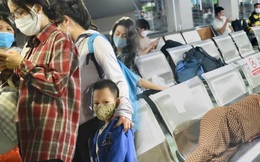 Hà Nội: Đông nghẹt người dân xếp hàng chờ mua vé, đứng vạ vật bên đường chờ đợi bắt xe về quê nghỉ lễ Giỗ Tổ Hùng Vương