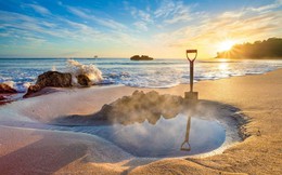 10 bãi biển kỳ thú nhất thế giới: Hút khách lạ lùng dù được tạo ra nhờ rác, có nơi là địa điểm sinh sống của lợn
