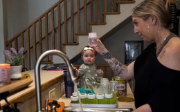 Cuộc khủng hoảng sữa công thức khó tin ở Mỹ: Cha mẹ bật khóc, gọi đây là ‘cơn ác mộng’
