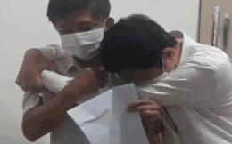 CLIP: Giám đốc CDC Đắk Lắk ôm nhân viên khóc nức nở