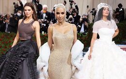 Thảm đỏ Met Gala 2022: Kim Kardashian mượn váy 5 triệu đô của Marilyn Monroe, Kendall khoe lông mày "tàng hình", Kylie gây thất vọng
