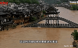 Mưa xối xả ở Trung Quốc, 25 người chết, Phượng Hoàng cổ trấn chìm trong lũ