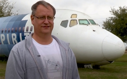 Người đàn ông cải tạo chiếc máy bay cũ thành 5 phòng tiện nghi, sống quây quần cùng gia đình suốt 11 năm: Nội thất kinh ngạc!