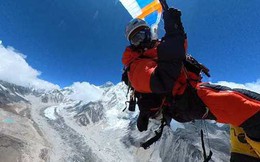 Mạo hiểm nhảy dù từ núi Everest, người đàn ông đi vào lịch sử thế giới