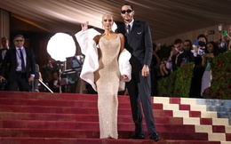 Nghi vấn Kim Kardashian làm hỏng váy Marilyn Monroe sau Met Gala 2022