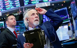 Niềm vui ngắn chẳng tày gang, chứng khoán Mỹ giảm mạnh sau phiên xanh nhẹ, Dow Jones có lúc mất 800 điểm