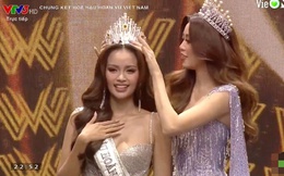Khoảnh khắc đẹp nhất Hoa hậu Hoàn vũ Việt Nam 2022: Ngọc Châu được Khánh Vân trao vương miện Vinawoman
