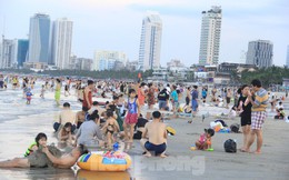 Nắng nóng gay gắt, biển Đà Nẵng đông nghịt người tắm giải nhiệt